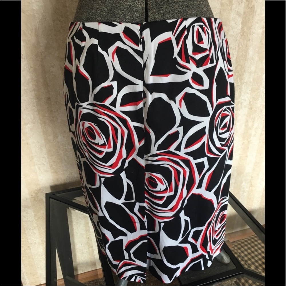 Jones Wear San Lucidio Black Floral Print Skirt - Picture 2 of 5